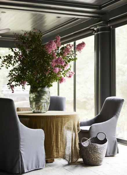 flower arrangement covered dining chairs round table basket