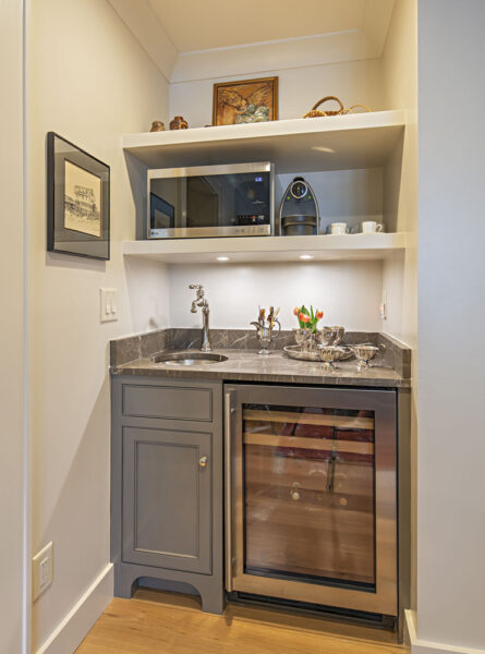 wet bar with microwave