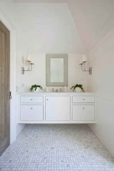 bathroom design white New Manor Residence